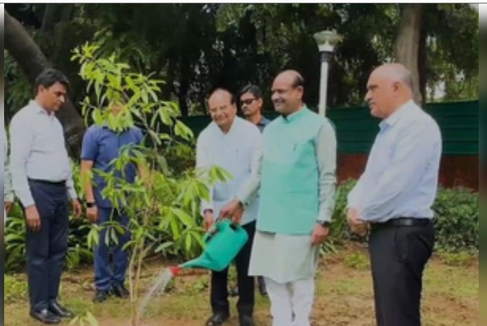लोकसभा अध्यक्ष ओम बिरला ने लगाया रुद्राक्ष का पौधा, बोले- पर्यावरण संरक्षण एक प्रोजेक्ट नहीं बल्कि पूजा 