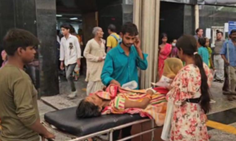 दिल्ली के सरकारी अस्पतालों में डॉक्टर हड़ताल पर; मरीजों की लंबी कतारें, इमरजेंसी सेवाएं जारी 