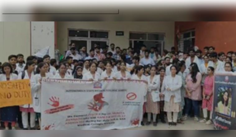 उत्तर प्रदेश : महिला डॉक्टर के लिए न्याय की मांग को लेकर हरदोई के डॉक्टरों ने बंद की ओपीडी 