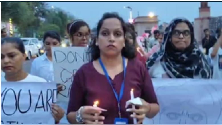 आरजी कर मेडिकल कॉलेज मामले को लेकर एसिड अटैक पीड़िताओं ने निकाला कैंडल मार्च 