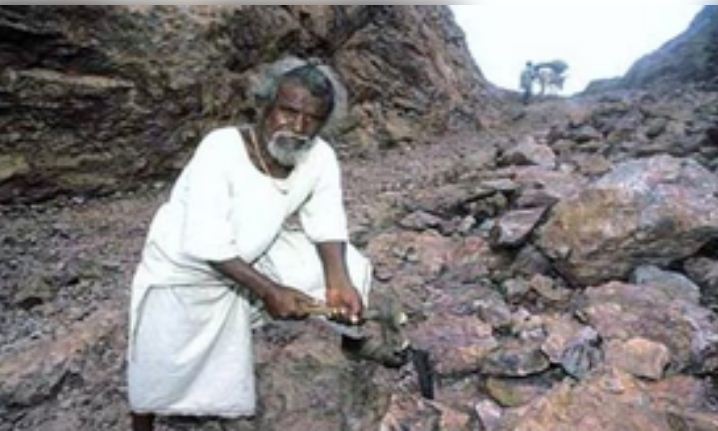 कैसे फगुनिया के प्यार में दशरथ मांझी ने उठा ली छेनी-हथौड़ी, चीर दिया पहाड़ का सीना