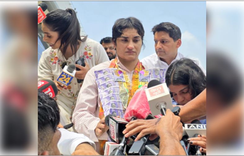 पेरिस ओलंपिक में दिल टूटने के बाद विनेश फोगाट घर वापसी पर भावुक हो गईं (लीड-1) 