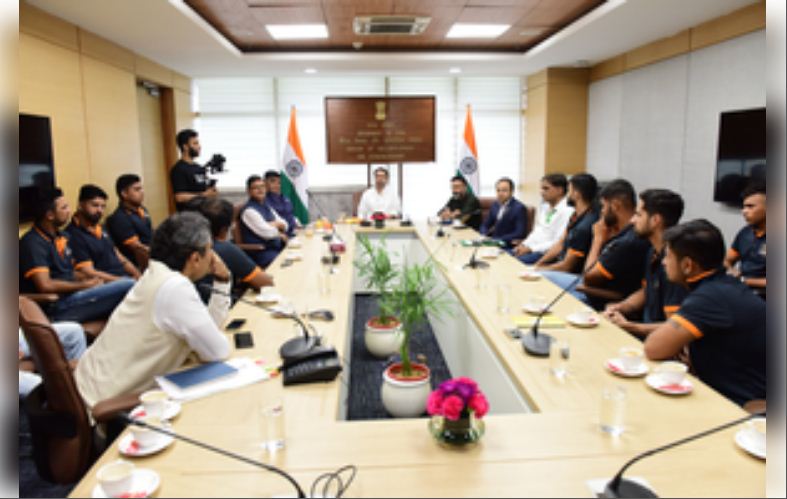 वेस्ट दिल्ली लायंस के जर्सी लांच में शामिल हुए केंद्रीय मंत्री जयंत चौधरी 