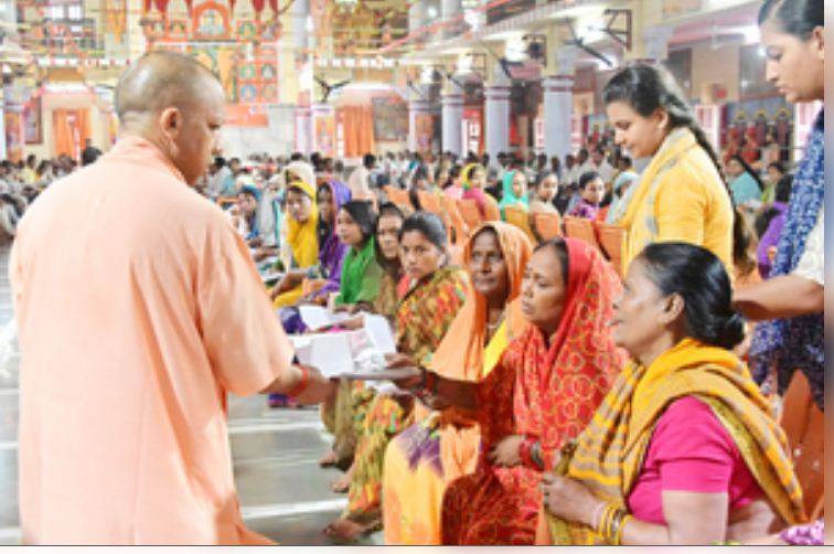 गोरखपुर में सीएम योगी ने लगाया जनता दरबार, सुनी लोगों की फरियाद 