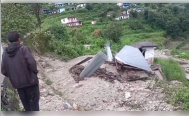 जोशीमठ में भारी बारिश के बाद पगनो गांव में भूस्खलन, लोगों की परेशानी बढ़ी 