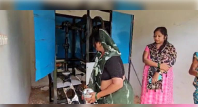 झांसी में महिलाओं को मिल रहा रोजगार, प्लांट में काम कर सुधरे आर्थिक हालात 