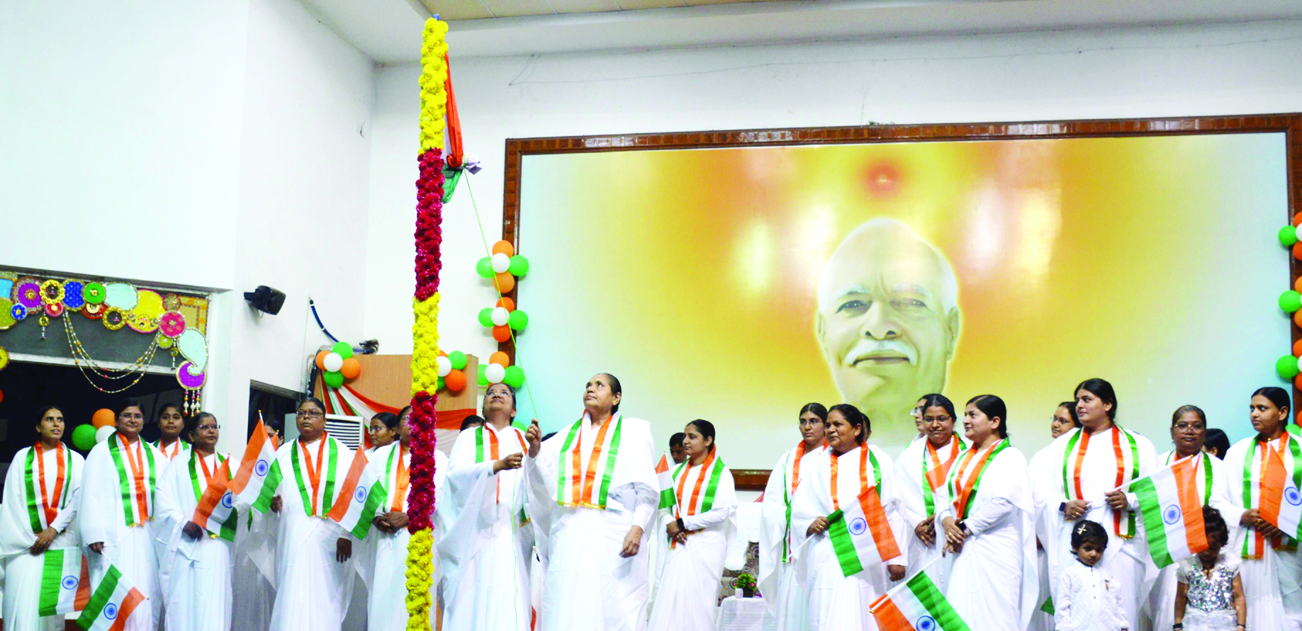 क्षेत्रीय निदेशिका ब्रह्माकुमारी हेमा दीदी ने ईश्वरीय विश्वविद्यालय में फहराया तिरंगा क्षेत्रीय निदेशिका ब्रह्माकुमारी हेमा दीदी ने ईश्वरीय विश्वविद्यालय में फहराया तिरंगा