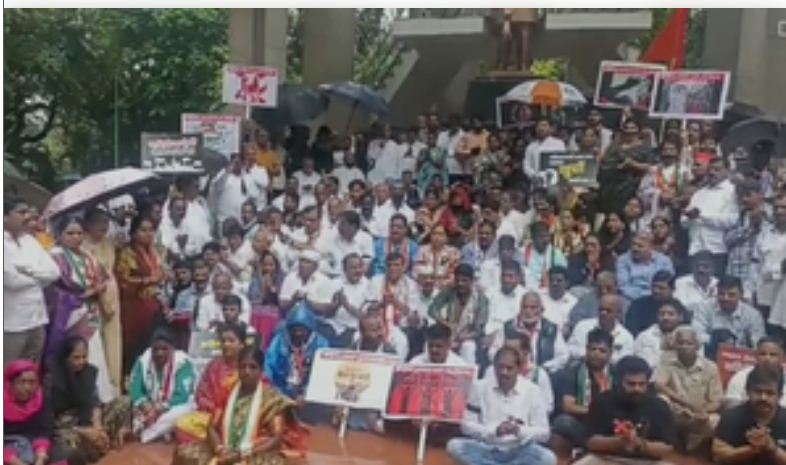 बदलापुर यौन उत्पीड़न मामले में महाविकास अघाड़ी का काली पट्टी बांधकर विरोध प्रदर्शन 