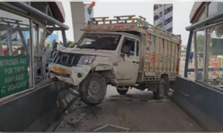 यमुना एक्सप्रेस वे पर पिकअप गाड़ी टोल बूथ में घुसी, कर्मचारी बाल-बाल बचा 