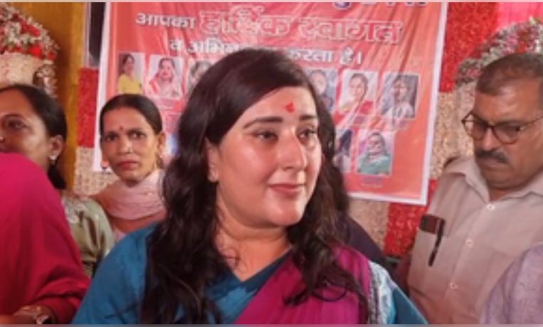दिल्ली में केजरीवाल ने झुग्गीवासियों से सौतेला व्यवहार किया : बांसुरी स्वराज 
