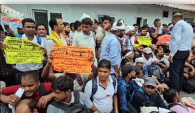 आरक्षित शिक्षक अभ्यर्थियों ने केशव मौर्य के घर का किया घेराव, जमकर हंगामा 