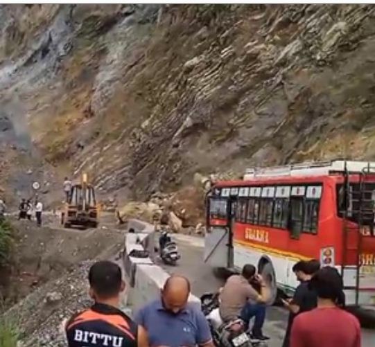 हिमाचल प्रदेश के पांवटा साहिब में एनएच 707 पर भूस्खलन से यातायात ठप 
