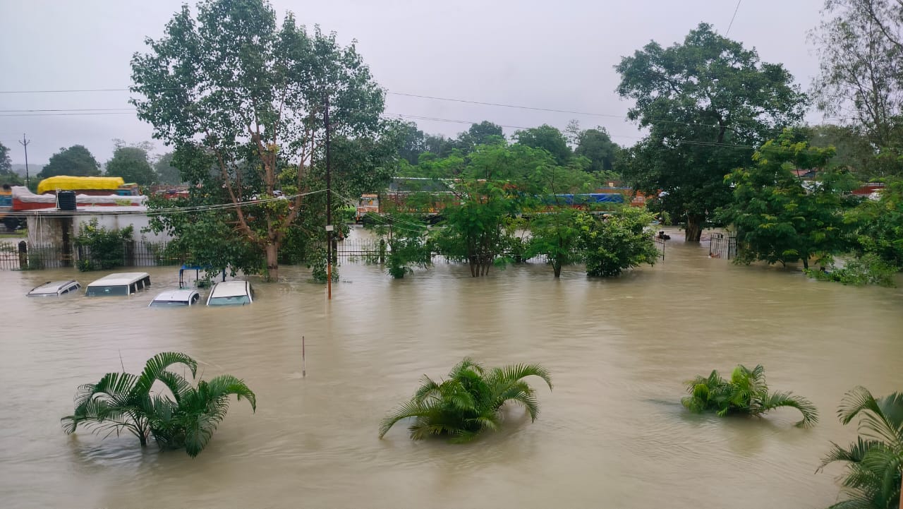 जलाशय से पानी छोडऩे से बाघनदी थाना घंटों डूबा रहा