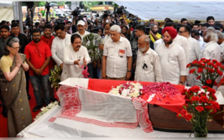 सोनिया गांधी ने सीताराम येचुरी को श्रद्धांजलि अर्पित की 