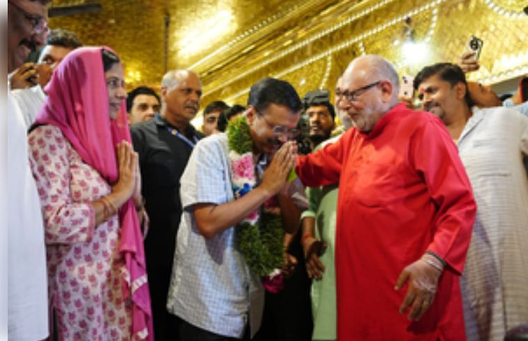 सीएम केजरीवाल ने पत्नी सुनीता के साथ हनुमान मंदिर पहुंचकर पूजा-अर्चना की 