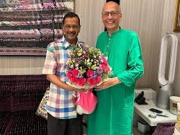 दिल्ली के मुख्यमंत्री अरविंद केजरीवाल ने अभिषेक मनु सिंघवी से उनके आवास पर मुलाकात की