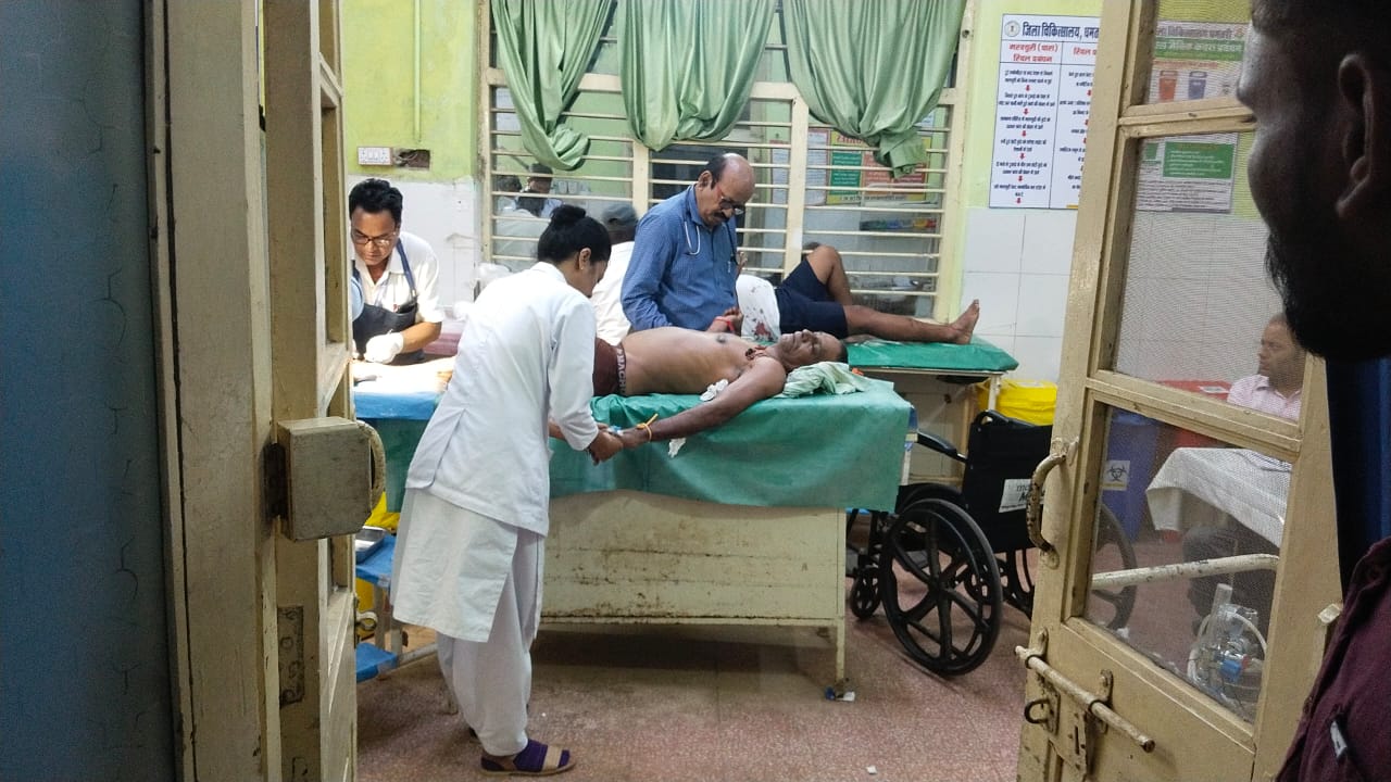 बेकाबू ट्रक ने बस को मारी टक्कर, 15 जख्मी