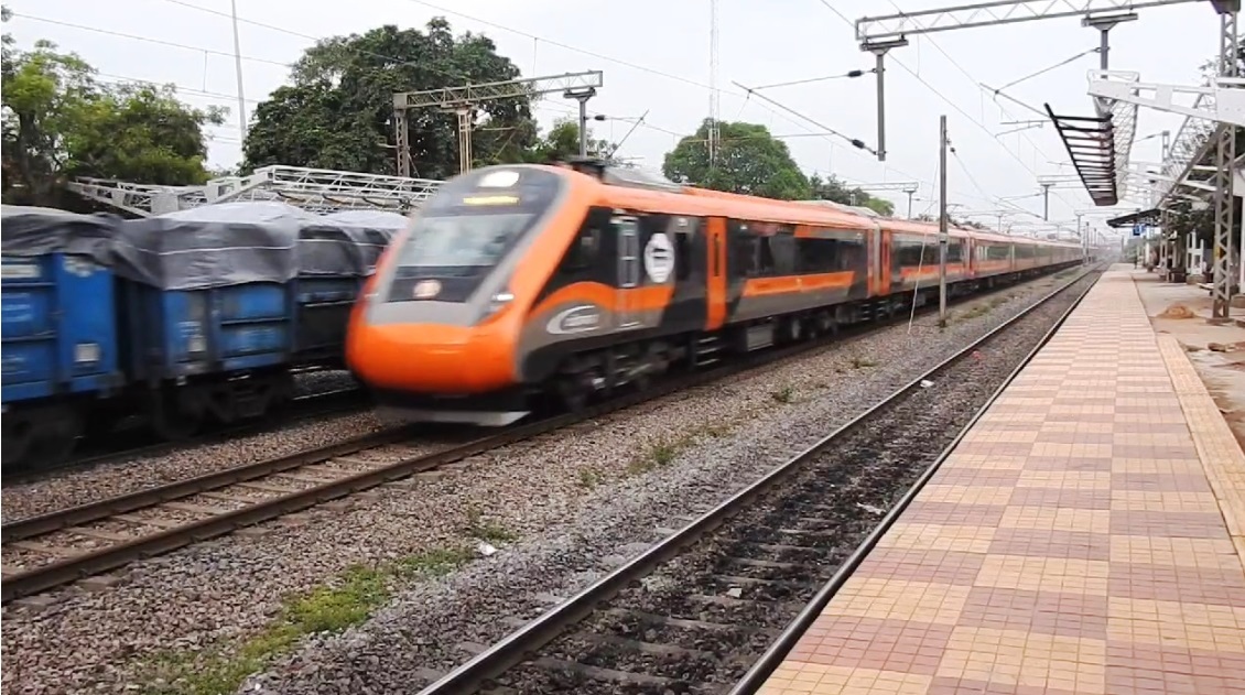 ट्रायल रन पर वंदे भारत, 130 की रफ्तार से निकली सरोना स्टेशन से ट्रायल रन पर वंदे भारत, 130 की रफ्तार से निकली सरोना स्टेशन से