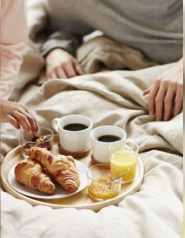 बिस्तर पर बैठ कर ना खाएं, नहीं तो हो जाएंगे कंगाल 