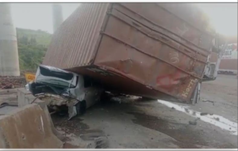कर्नाटक के बेलगाम में 8 वाहनों के बीच टक्कर, चार की मौत छह घायल 