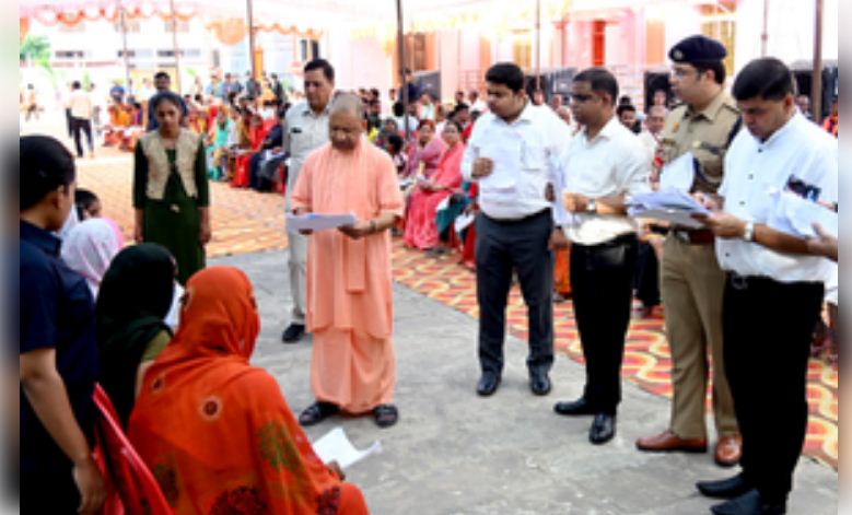 सीएम योगी का अधिकारियों को निर्देश, 'बख्शे न जाएं जबरन जमीन कब्जाने वाले' 