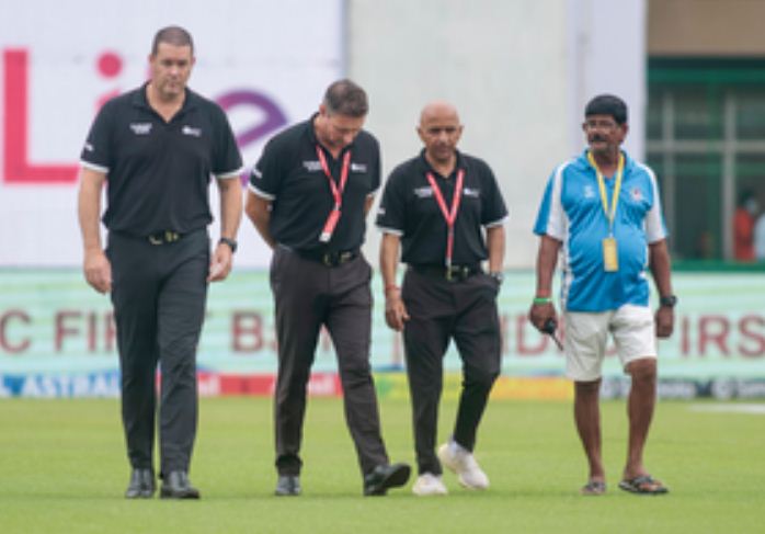 मैदान गीला होने के कारण खेल शुरू नहीं हो सका, अगला निरीक्षण दो बजे