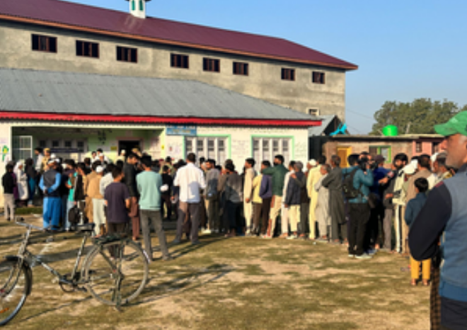 जम्मू-कश्मीर विधानसभा चुनाव: अंतिम चरण के लिए दिख रहा गजब का उत्साह, कतारबद्ध लोग कर रहे अपनी बारी का इंतजार