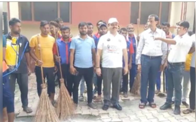मथुरा कोर्ट में चलाया गया सफाई अभियान, जस्टिस आशीष गर्ग ने दिया स्वच्छता का संदेश 