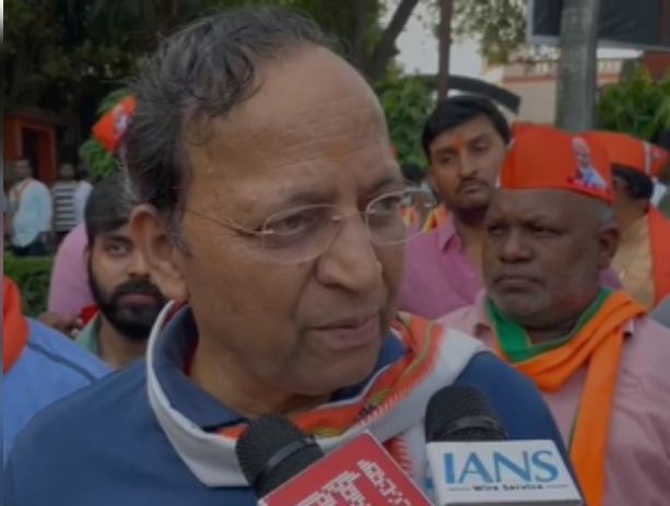 गांधी जयंती पर भाजपा के राष्ट्रीय महासचिव अरुण सिंह ने वाराणसी में स्वच्छता अभियान चलाया 