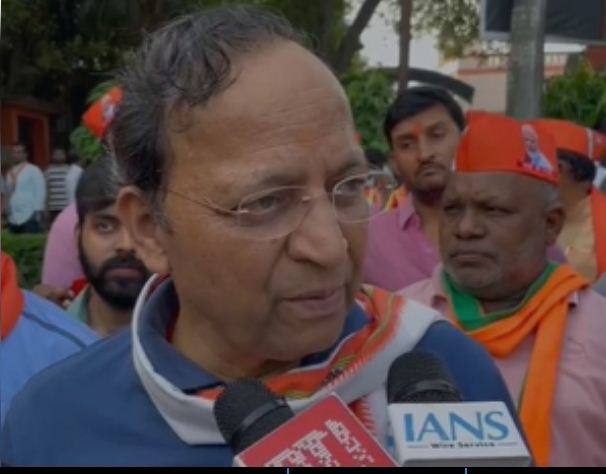 गांधी जयंती पर भाजपा के राष्ट्रीय महासचिव अरुण सिंह ने वाराणसी में स्वच्छता अभियान चलाया 