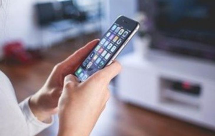 केवल एक मिनट के लिए फोन के इस्‍तेमाल से बच्‍चों का स्क्रीन टाइम किया जा सकता है कम : शोध