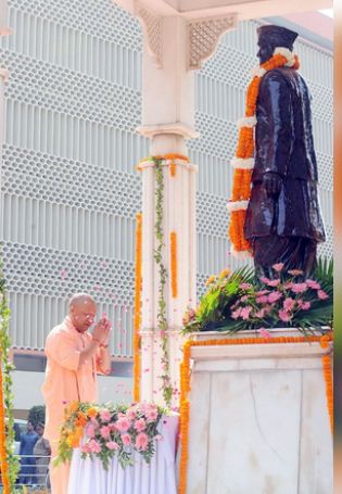 लाल बहादुर शास्त्री सादगी, सदाचार, शुचिता और कर्तव्यनिष्ठा के प्रतीक थे : सीएम योगी 