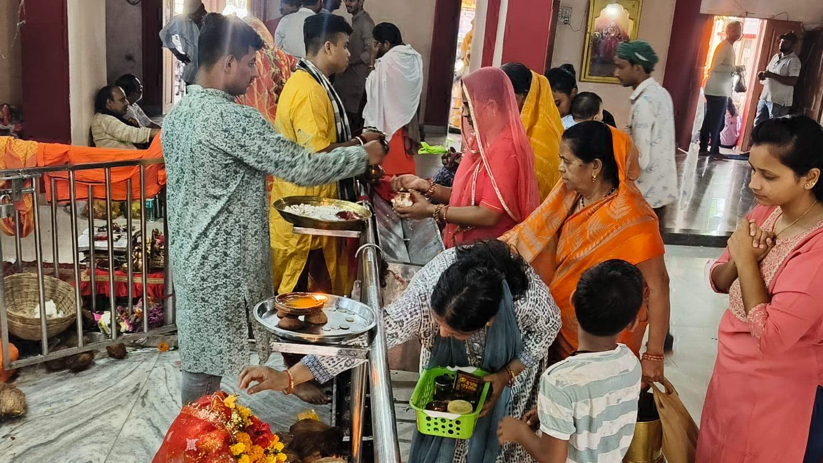  मां बम्लेश्वरी के दर पर पहले दिन दर्शन के लिए उमड़े भक्त