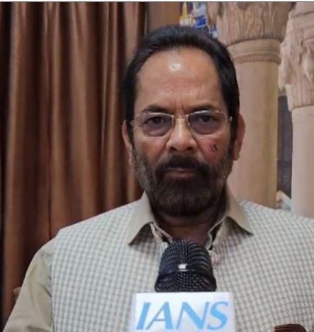 सावरकर पर कर्नाटक के मंत्री का विवादित बयान, नकवी बोले लोग ज्ञानी बनने की कोशिश करते हैं 