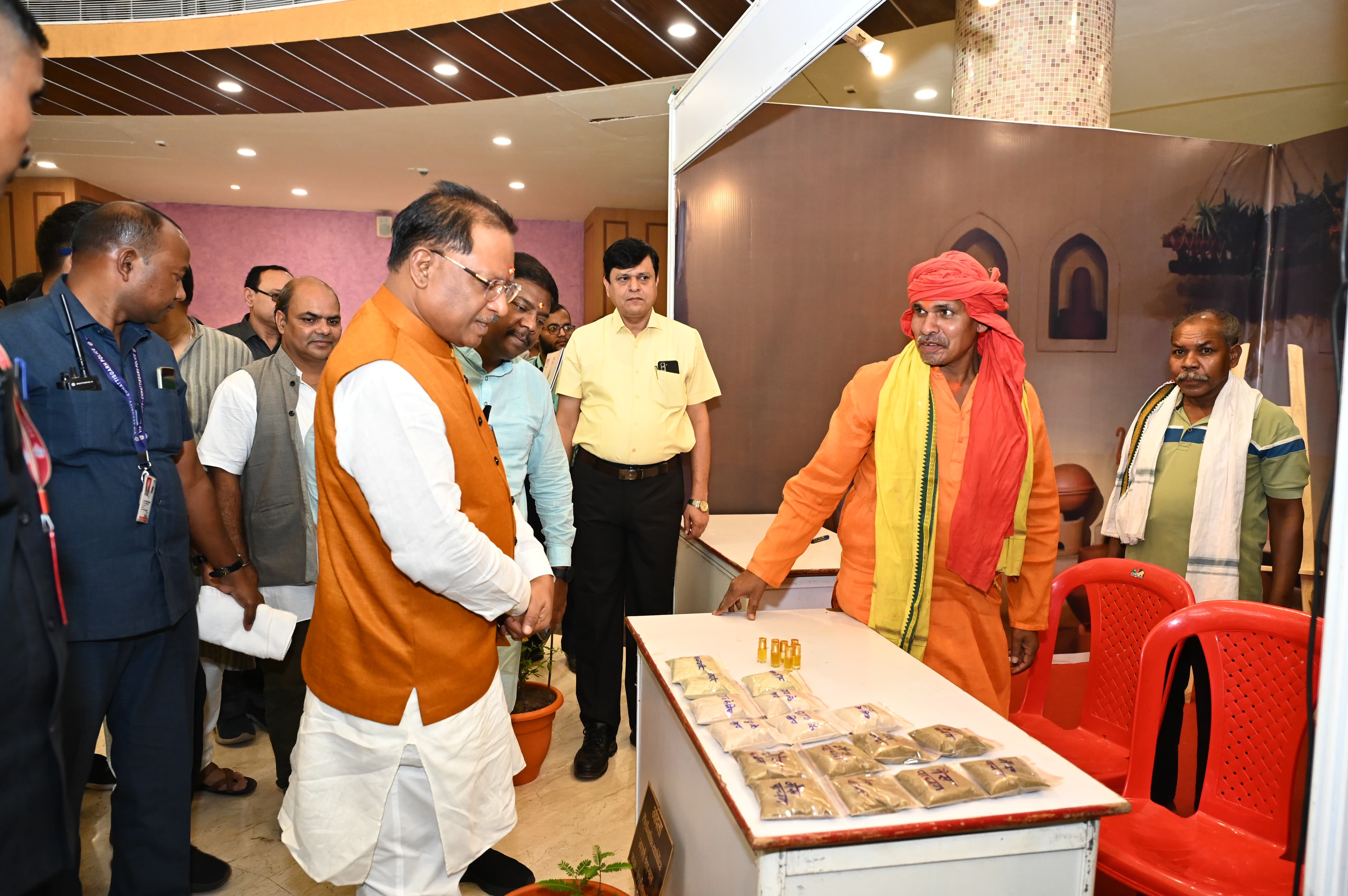  छत्तीसगढ़ हरित शिखर सम्मेलन का शुरू, सीएम साय ने  हर्बल उत्पादों का किया अवलोकन