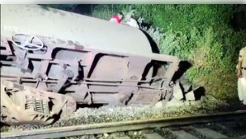 रतलाम रेलवे स्टेशन के पास मालगाड़ी के तीन डिब्बे पटरी से उतरे, बड़ा हादसा होते टला 