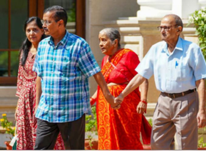 सीएम हाउस छोड़ नए आवास में पहुंचे पूर्व मुख्यमंत्री केजरीवाल 