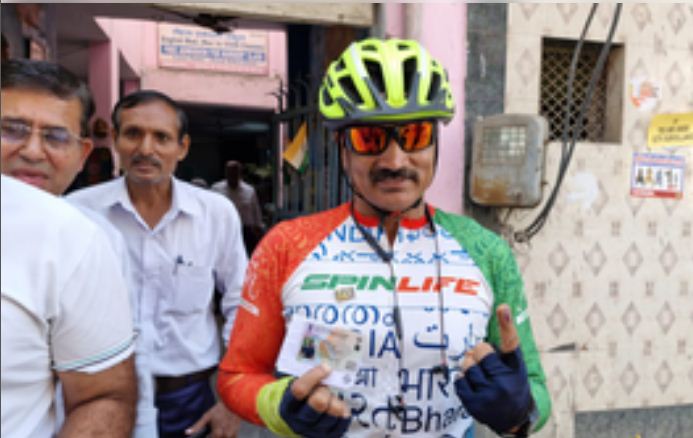 मतदाताओं को वोट के प्रति जागरूक करने ग्रेटर नोएडा से बल्लभगढ़ पहुंचा 'साइकिल मैन' 