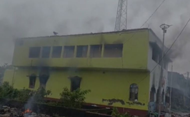 पश्चिम बंगाल में नाबालिग से गैंगरेप के बाद हत्या का मामला, ग्रामीणों ने थाने में तोड़फोड़ और आगजनी की 