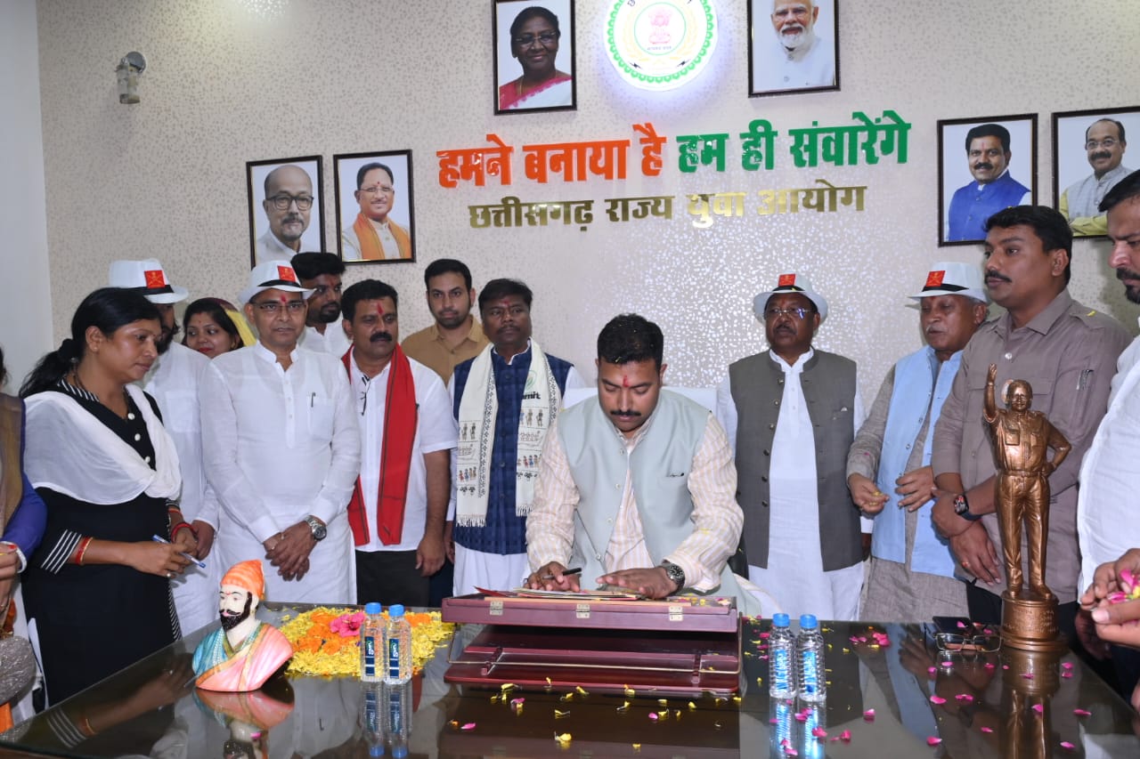 तोमर ने युवा आयोग का अध्यक्ष पद संभाला तोमर ने युवा आयोग का अध्यक्ष पद संभाला