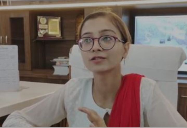 इटावा में एक दिन के लिए डीएम बनी सृष्टि परिहार, समस्याएं लेकर पहुंचीं महिलाएं 