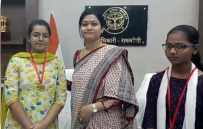 रायबरेली में एक दिन की डीएम बनाई गई छात्रा विशालाक्षी, लोगों की समस्याएं सुनी 