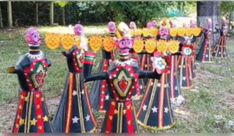 मुजफ्फरनगर से आए कारीगर हरिद्वार में सजा रहे हैं मनमोहक रावण के पुतले