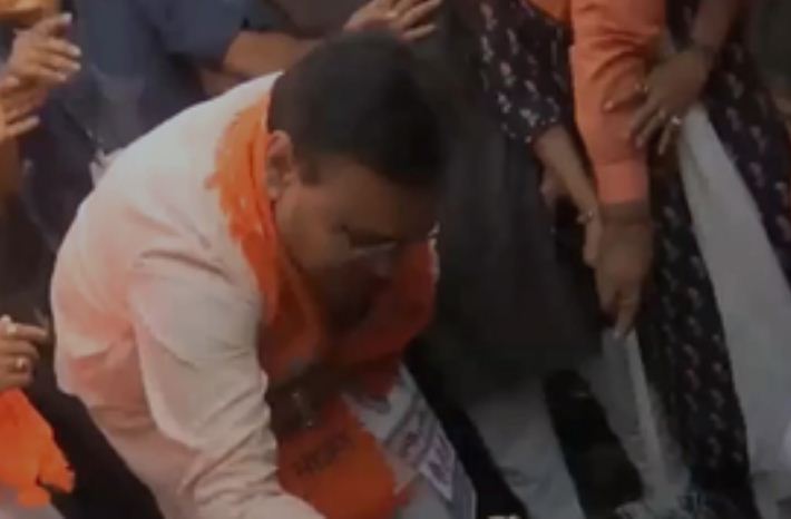 हरियाणा में भाजपा जीत के करीब, राजस्थान के मुख्यमंत्री ने जलेबी बनाकर मनाया जश्न 