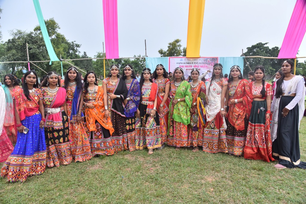 सीवीआरयू में गरबा, पारंपरिक वेशभूषा में थिरके युवा, झलकी गुजरात की संस्कृति सीवीआरयू में गरबा, पारंपरिक वेशभूषा में थिरके युवा, झलकी गुजरात की संस्कृति