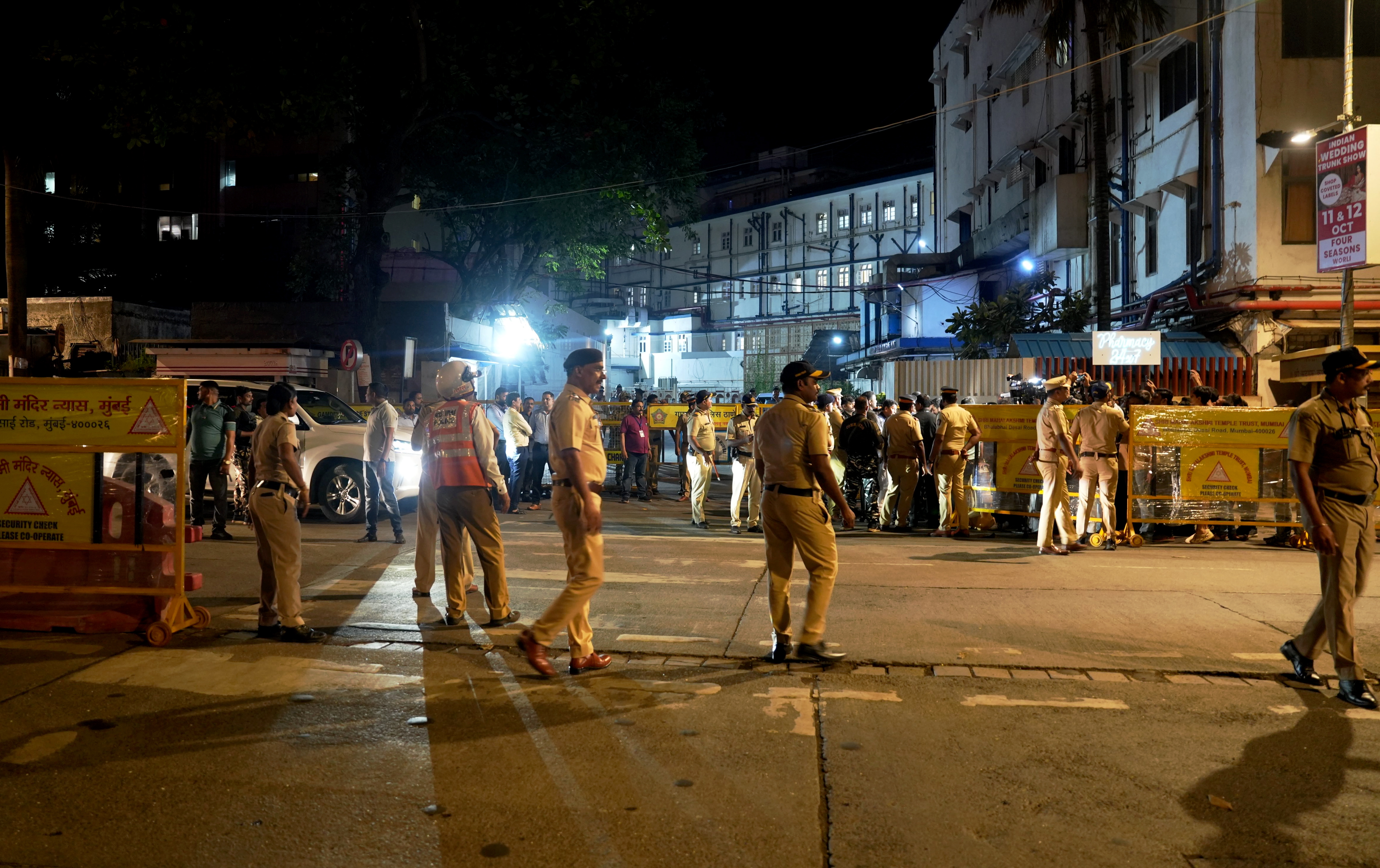 रतन टाटा को श्रद्धांजलि देने के लिए उनके आवास पर एकत्र हुए लोग; सचिन तेंदुलकर भी पहुंचे रतन टाटा को श्रद्धांजलि देने के लिए उनके आवास पर एकत्र हुए लोग; सचिन तेंदुलकर भी पहुंचे