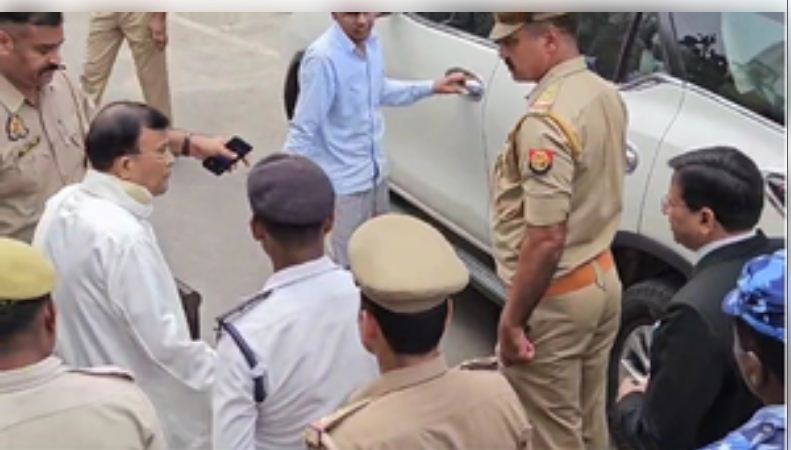 हाथरस सत्संग कांड मामले में न्यायिक आयोग के सामने पेश हुए बाबा नारायण साकार