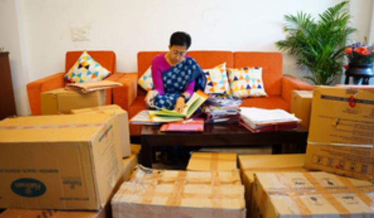 सरकारी बंगला सील होने के बाद सीएम आतिशी पैक सामानों के बीच में काम करती हुई आईं नजर 