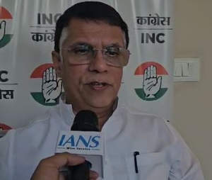 बंगला-बंगला खेलने से लाभ नहीं, दिल्ली वालों की समस्याओं पर ध्यान लगाना चाहिए: पवन खेड़ा 