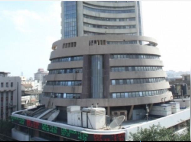 भारतीय शेयर बाजार लाल निशान में बंद, सेंसेक्स 230 अंक फिसला